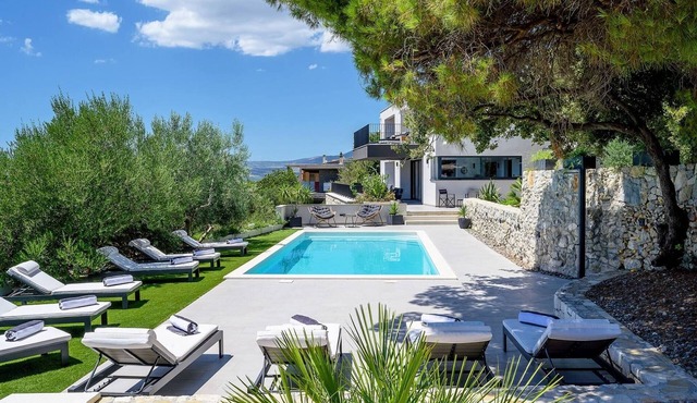 Luxury Villa Yara Split with Heated Pool and Gym