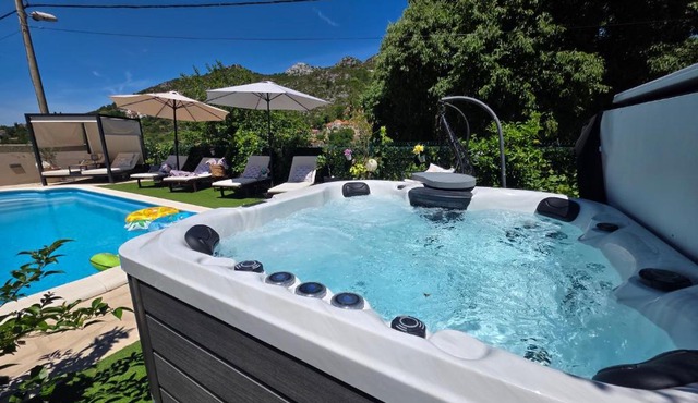Luxury Villa Ivona Pool, Jacuzzi, Sauna & Privacy