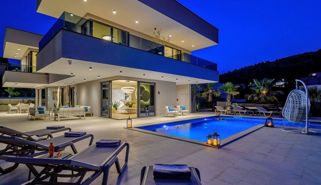 Luxury Villa Lucy Lemon with beautiful outdoor pool in Marina
