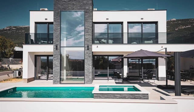 Luxury Villa Lunero with Pool in Kaštel Stari