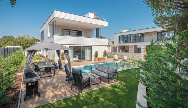 Luxury Villa Moonstone with Pool