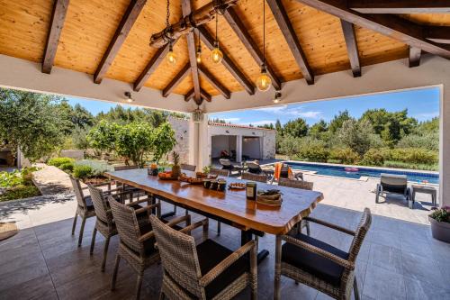 Luxury Villa Nature with heated private pool, sauna & fire pit, a short walk to the beach in Milna