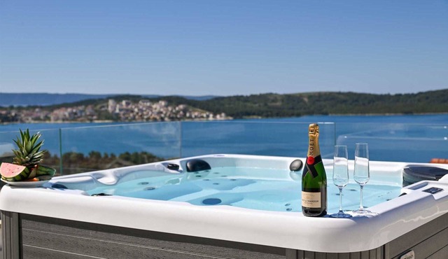 Luxury Villa Oasis with pool and jacuzzi near beach