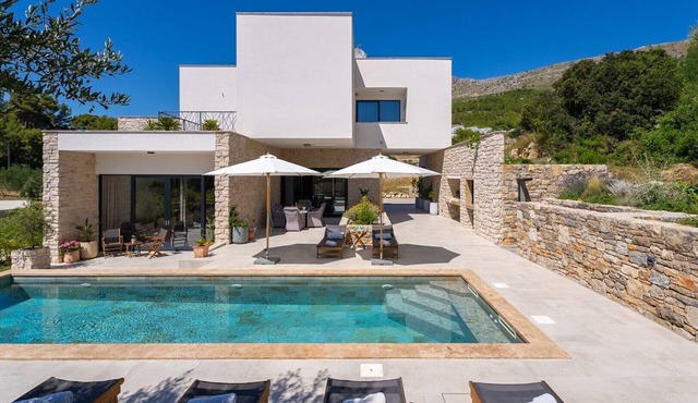 Luxury Villa Praska with 3 en-suite bedrooms, Finnish Sauna, private pool