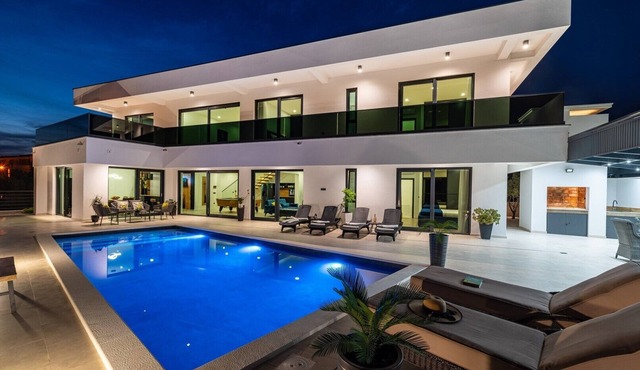 Luxury Villa Royal Hill with 34 m2 pool, family, sea view, bbq