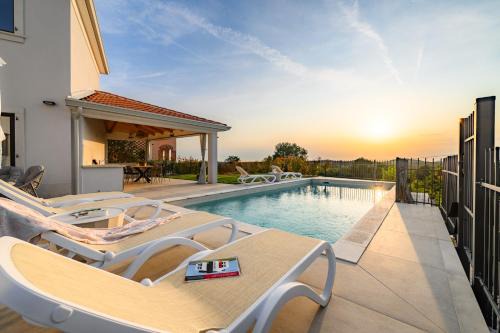 Luxury Villa Sofia with Pool and Garage In Poreč, Istria in Dračevac