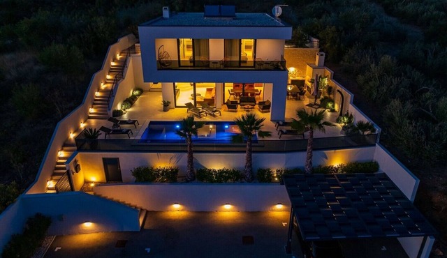 Luxury Villa Spectrum pool 32m2 sauna, family, sea view, bbq