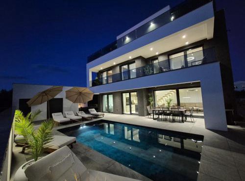 Luxury Villa Vesper- Heated Pool, Hot Tub, Rooftop terrace, Gym