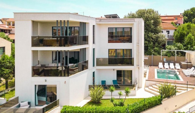 Luxury villa with sea view, pool and jacuzzi near the beach in the town of Pula by WiiBuk in Pješčana Uvala
