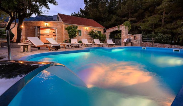 Luxury Villa Zlatni Rat with Pool, Near Zlatni Rat Beach, Bol