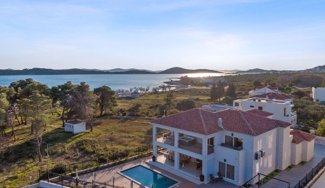 Luxuzna Villa Carolus prvi red do mora