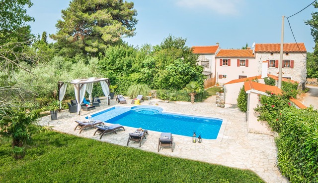 Magnificent stone house Dina with private pool, situated in a quiet area in Pinezici