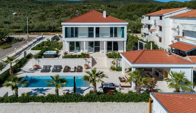 Magnificent Villa Due on the island of Pa.
