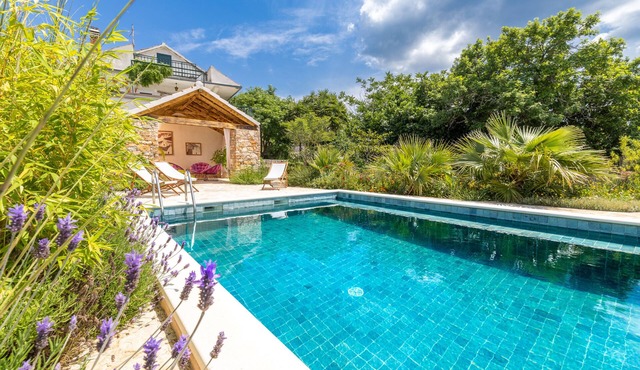 Mai's Cottage - Lovely Cottage with Garden and Swimming Pool