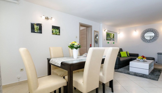Malinska Flat with Garden View
