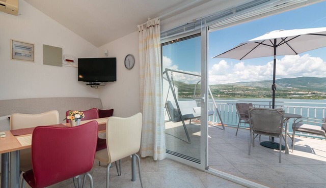 Mandic - studio apt w/stunning sea view terrace & only 100m from the beach