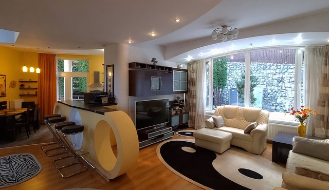 Marble Villa: Luxury Estate - central but intimate in Sinaia
