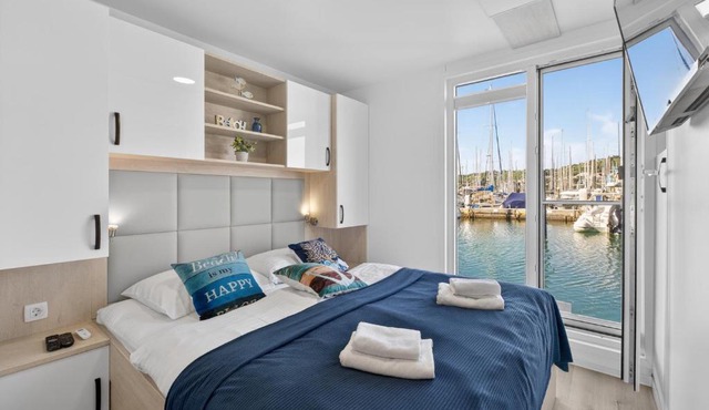 MARINA PEARL Houseboat with Private Rooftop Jacuzzi in Piran