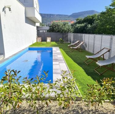 Maslina House - Family Apartment 2 with Pool