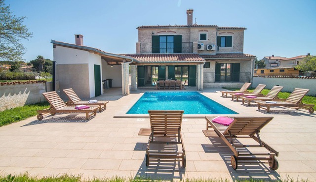 Minimalistically decorated villa Pomer with private pool and fenced yard in Pomer