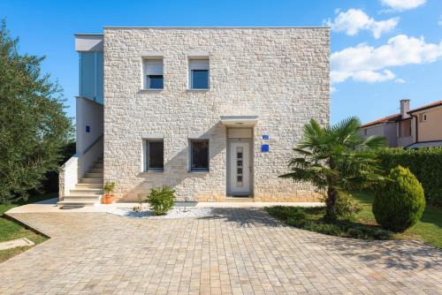 MIRJANA house with apartments