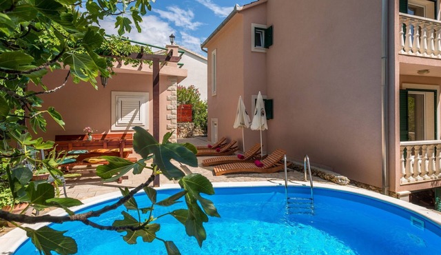 mit Balkon und Terrasse sowie Meerblick by Interhome