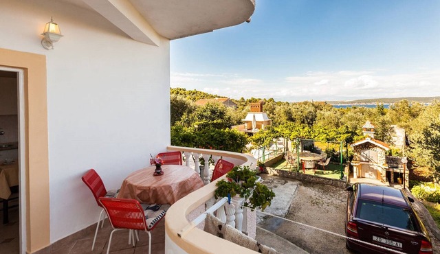 MODERN 1 BEDROOM APARTMENT - 5 MINUTES WALK TO BEACH!