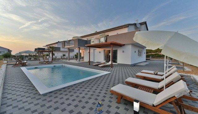 Modern 4 BD Villa with Heated Pool near Beaches