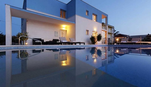 Modern 4-BR Villa for 9 with private heated pool, close to the beach
