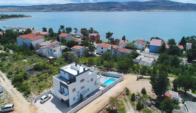 Modern apartment for 2-4 persons with garden view and pool use