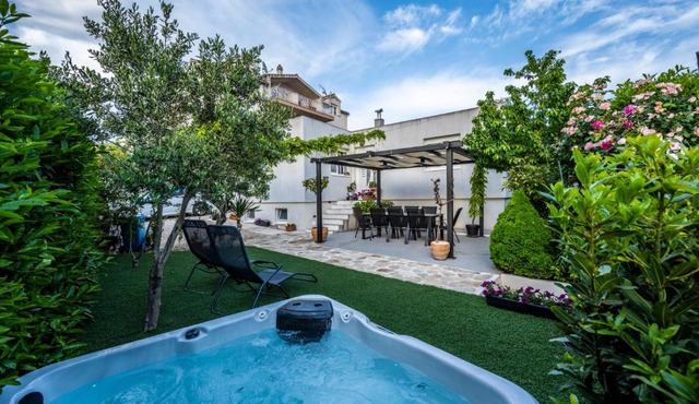 Modern apartment with an outdoor jacuzzi