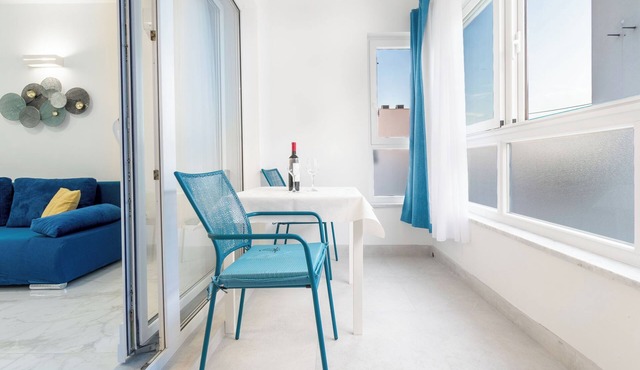 Modern apartment with balcony, close to the beach in Makarska