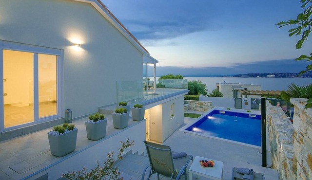 Modern holiday home set on its own enclosed property only 100 m from the beach in Crveni Vrh