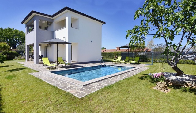Modern holiday home with shared pool