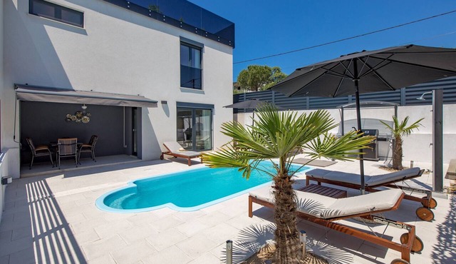 Modern Holiday House Jadranka With Pool, Pinezići, Croatia