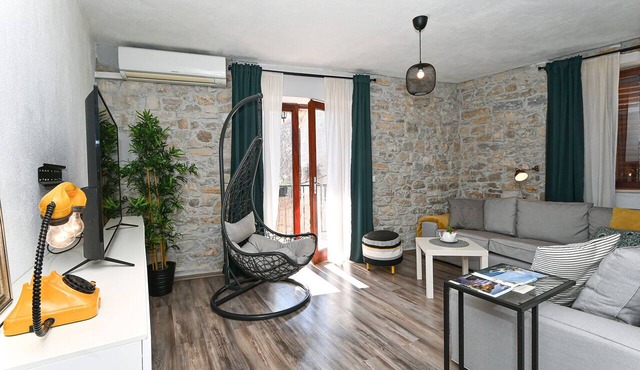 Modern & stylish apartment Kambelovac 1 for up to 5 persons, 150m from the beach