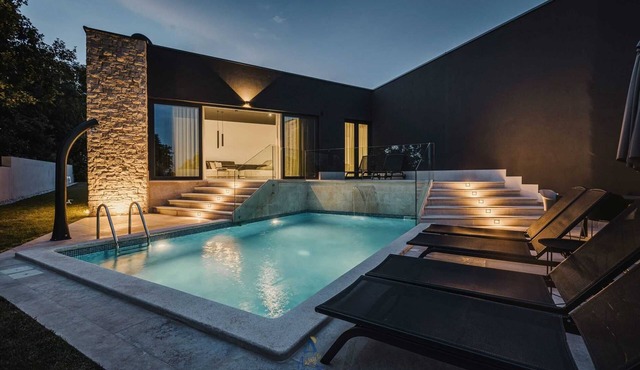 Modern villa for 6 guests with pool, surrounded by pine forest, near beach