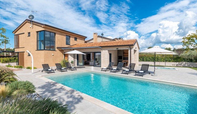 Modern Villa Pedena Kadumi with swimming pool, jacuzzi and sauna