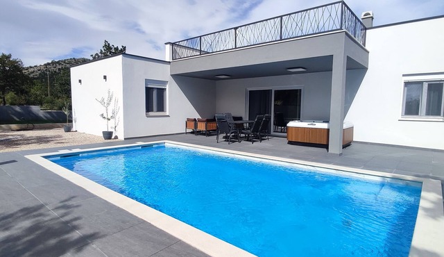 Modern villa with private pool and jacuzzi