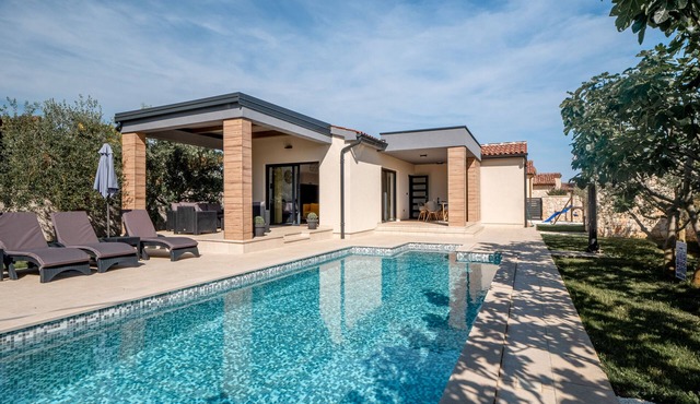 Modern villa with heated private pool in a quiet location near Pula
