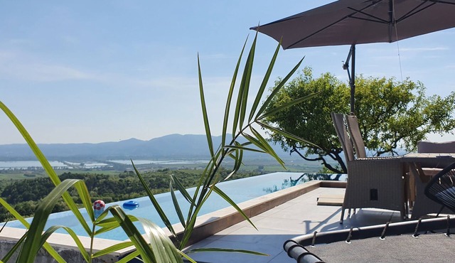 Modern villa with pool and jacuzzi on a peaceful Oriovac hill in Slavonia.