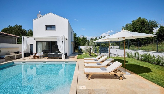 Modern villa with swimming pool and jacuzzi near Umag - Villa Pura Vida