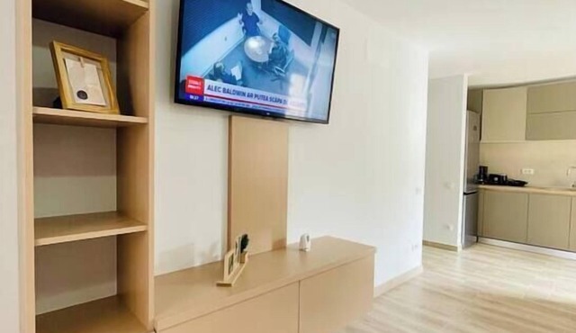 Mountain Crib in Urban Plaza w. Parking and Smart TV in Brașov