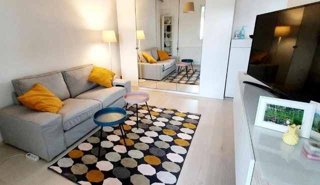 New Cozy Apartment 3 min to subway 24h/7 self check-in in Popeşti-Leordeni