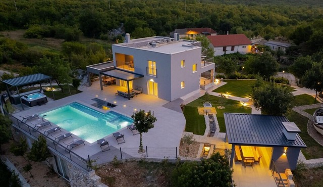 NEW! Luxurious Villa River Rose: Heated Pool, Jacuzzi, 4 En-Suite Bedrooms