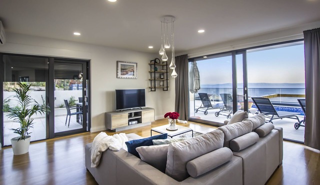 New Mountainside Villa w heated Pool + Stunning Sea View