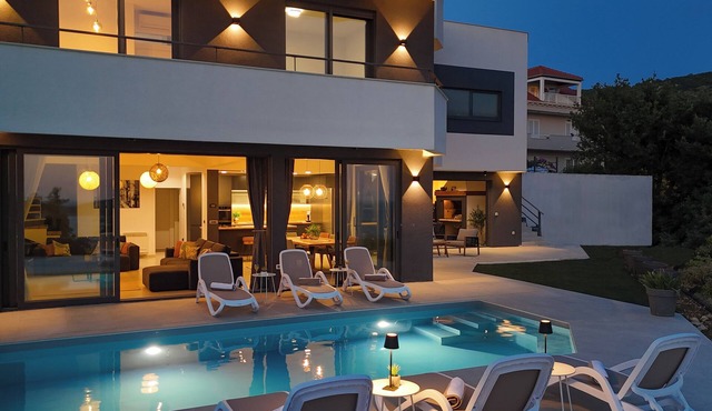 New, villa Bond Dubrovnik, beautiful sea view near beach with heated pool in Zaton