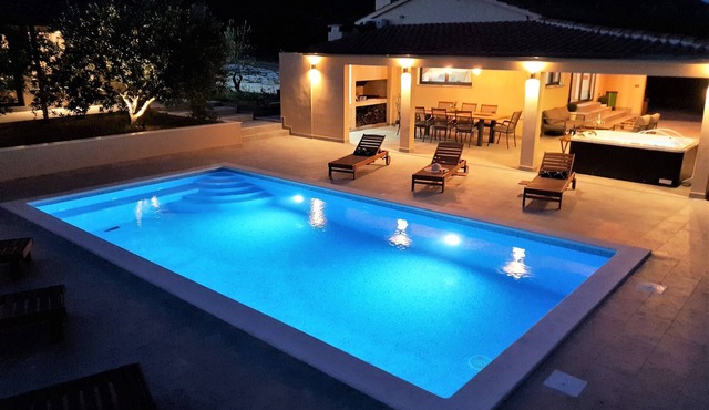 NEW- Villa OLIVE OASIS -the heated pool & jacuzzi -family friendly