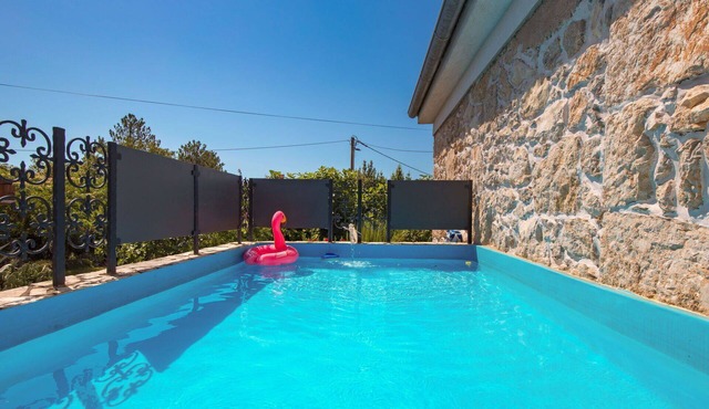 Nice apartment for 4 guests with WIFI, pool, A/C, TV and terrace in Rijeka