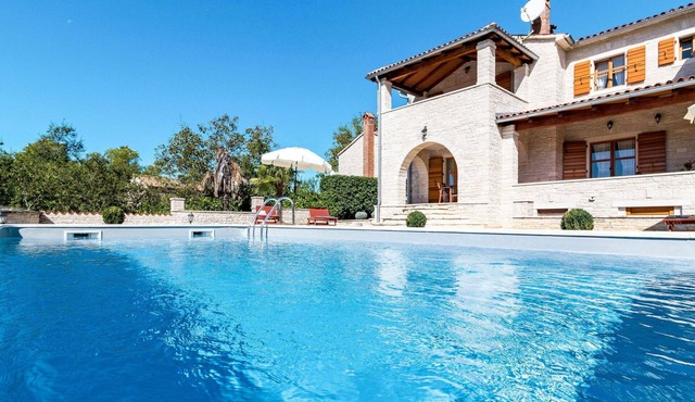 Nice apartment for 4 guests with pool, A/C, WIFI, TV, terrace and pets allowed in Pazin